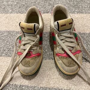 GUCCI GIRLS DISTRESSED PINK AND GREEN WEB SNEAKER